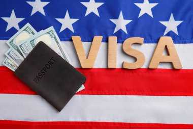 Word Visa ahşap harfler, pasaport ve ulusal ABD bayrağı, üst görünümü üzerinde para yapılmış