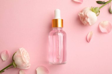 Pembe arka plan üzerinde gül uçucu yağ ve çiçekler ile Düz yatıyordu kompozisyon
