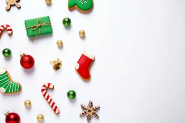 Beyaz arka plan üzerinde Noel süslemeleri ile Düz yatıyordu kompozisyon