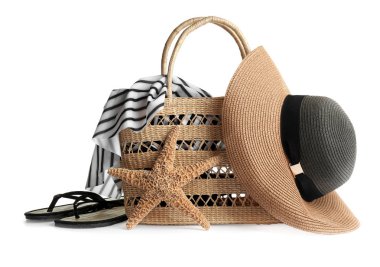 Beyaz arka planda plaj aksesuarları.