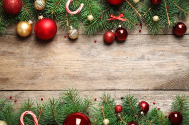 Ahşap arka plan üzerinde Noel dekorasyonu ile Köknar ağacı dalları, düz yatıyordu. Metin için alan