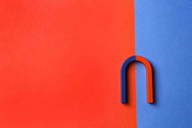 Kırmızı ve mavi at nalı mıknatıs renkli arka plan, üst görünüm. Metin için alan