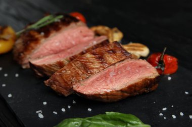 Izgara et kayrak plaka, closeup garnitür ile servis