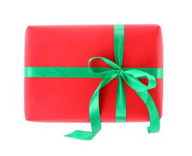 Beyaz arka plan üzerinde kurdele yay ile süslenmiş Noel hediye kutusu, üst görünümü