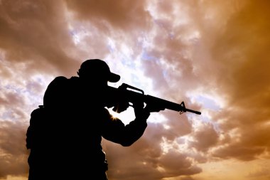 Dışarıda devriye gezen makineli tüfekli bir asker. Askerlik hizmeti