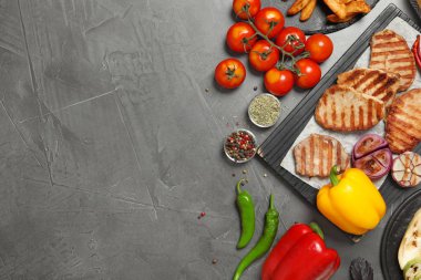 Gri masada ızgara et ve sebze ile Düz yatıyordu kompozisyon. Metin için alan