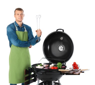 Man önlük barbekü ızgara, beyaz arka plan üzerinde pişirme