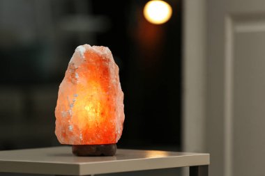 Himalaya tuz lambası odada masada. Metin için alan