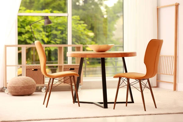 Moderne eetkamer interieur met tafel en stoelen — Stockfoto