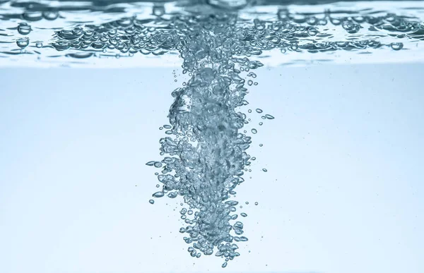 Agua dulce con burbujas sobre fondo azul — Foto de Stock