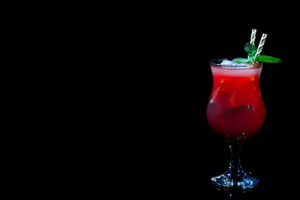 Bicchiere di delizioso cocktail su sfondo nero. Spazio per testo — Foto Stock