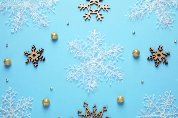 Composição de leigos planos com bolas de Natal e flocos de neve no fundo azul — Fotografia de Stock