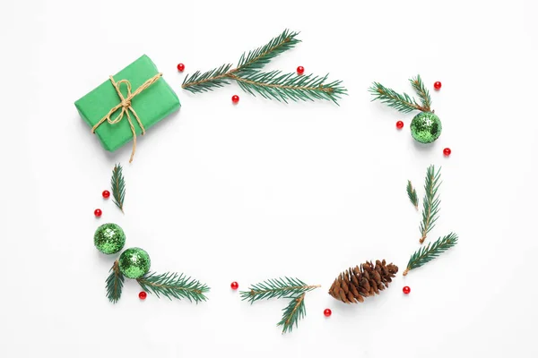 Composición laica plana con regalo de Navidad y decoración festiva sobre fondo blanco. Espacio para texto — Foto de Stock