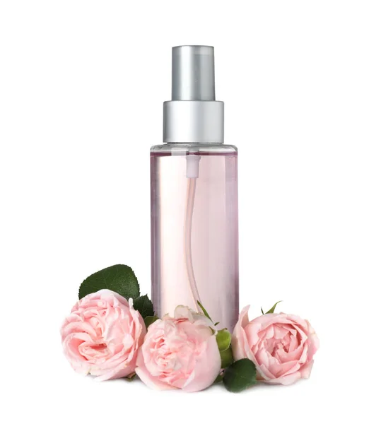 Bottiglia con olio essenziale di rosa e fiori su fondo bianco — Foto Stock
