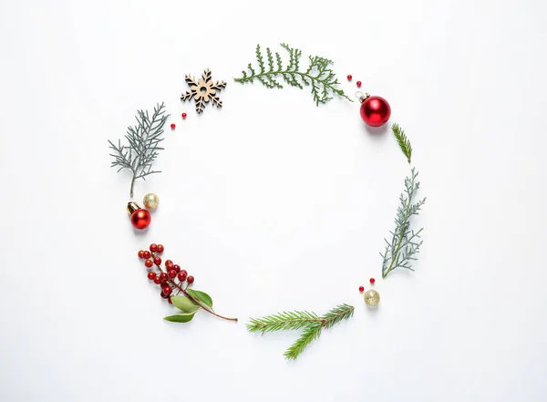 Composição de leigos plana com galhos de árvore de Natal e decoração festiva no fundo branco. Espaço para texto — Fotografia de Stock