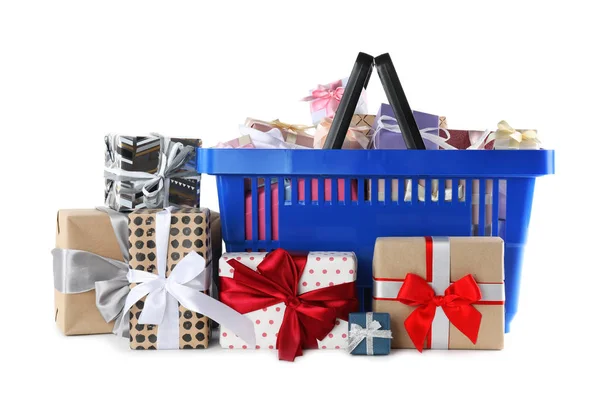 Blauer Warenkorb mit verschiedenen Geschenken auf weißem Hintergrund — Stockfoto