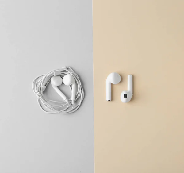 Platte lay compositie met verschillende oortelefoons op kleur achtergrond — Stockfoto