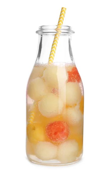 Glas flaska melon och vattenmelon Ball cocktail på vit bakgrund — Stockfoto