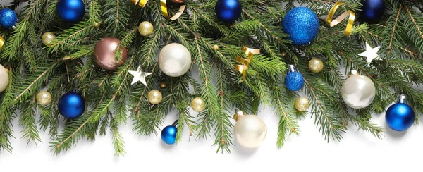 Rami di abete con decorazioni natalizie su sfondo bianco, posa piatta — Foto Stock