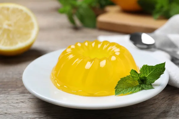 Deliciosa jalea amarilla fresca con menta sobre mesa de madera — Foto de Stock