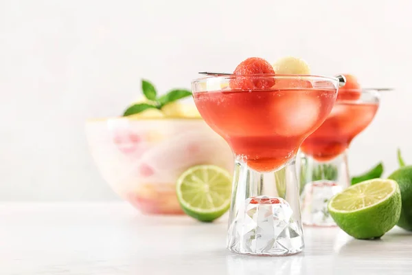 Glas melon och vattenmelon Ball cocktail på vitt träbord. Utrymme för text — Stockfoto
