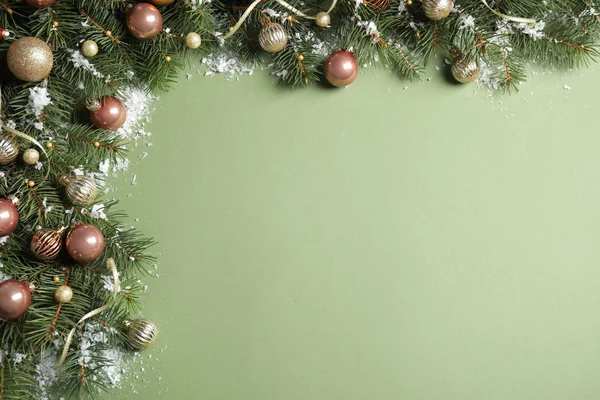 緑の背景にクリスマスの装飾を持つモミの木の枝、平らなレイ。テキスト用のスペース — ストック写真