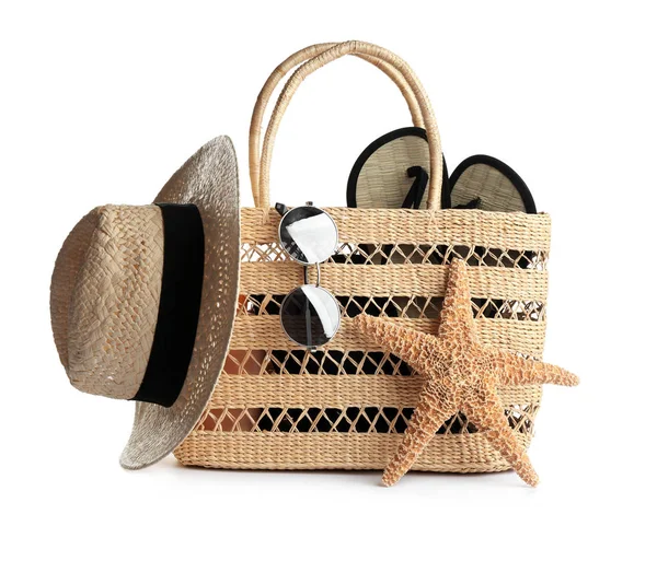 Beyaz arka planda plaj aksesuarları.