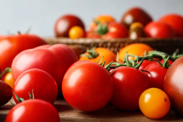 Viele frische reife Tomaten auf dem Tisch, Nahaufnahme — Stockfoto