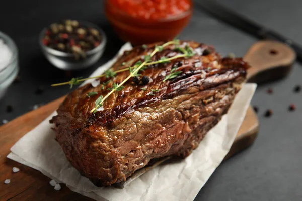 Placa com carne grelhada na mesa preta, close-up — Fotografia de Stock