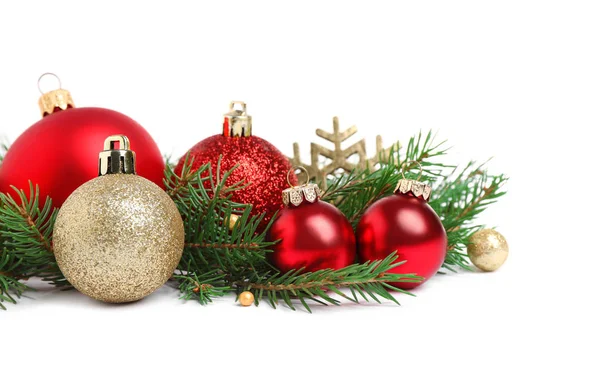 Weihnachtsbaumzweige und festliche Dekoration auf weißem Hintergrund — Stockfoto
