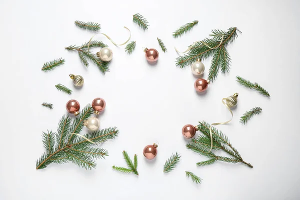 Cadre de branches d'arbre de Noël et décoration festive sur fond blanc, vue de dessus. Espace pour le texte — Photo