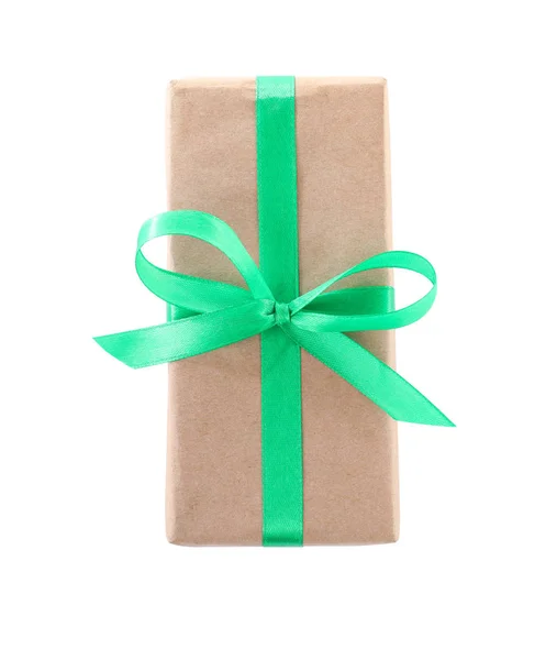 Новорічна подарункова коробка, прикрашена стрічковим бантом на білому тлі, вид зверху — стокове фото