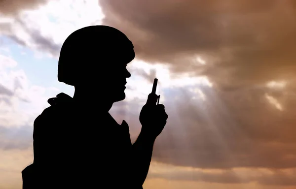 Soldat med bärbar radiosändare utomhus. Militärtjänst — Stockfoto