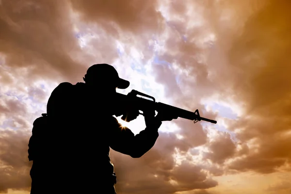 Soldado com metralhadora patrulhando ao ar livre. Serviço militar — Fotografia de Stock