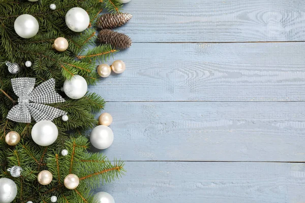 Fir takken met kerst decoratie op grijze houten achtergrond, platte lag. Ruimte voor tekst — Stockfoto