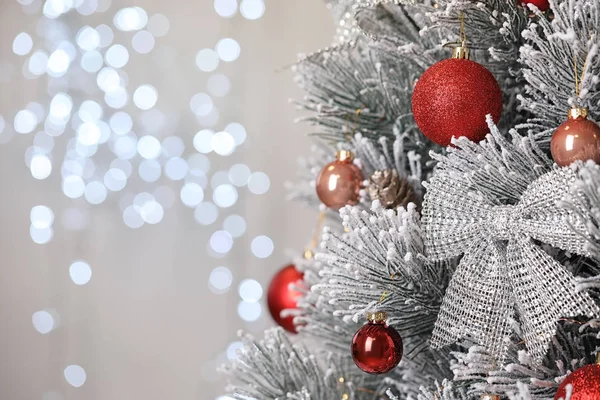 Bellissimo albero di Natale con decorazioni festive contro luci sfocate sullo sfondo. Spazio per testo — Foto Stock