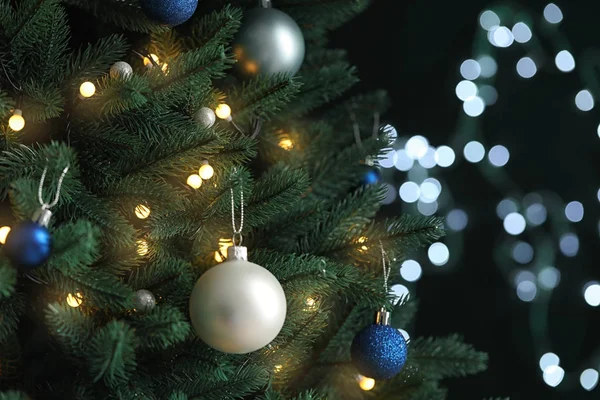 배경에 흐린 빛에 대한 장식과 아름다운 크리스마스 트리 — 스톡 사진