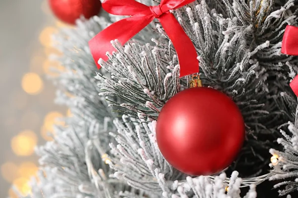 Hermoso árbol de Navidad con decoración contra luces borrosas en el fondo — Foto de Stock