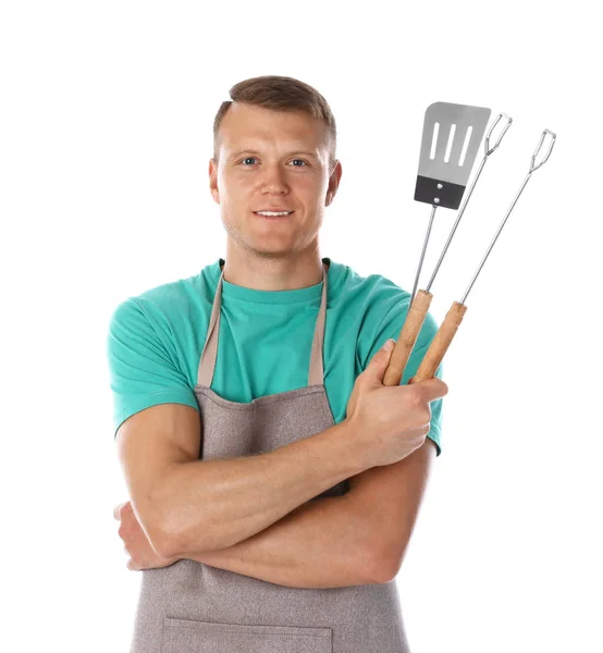 Homem de avental com utensílios de churrasco sobre fundo branco — Fotografia de Stock