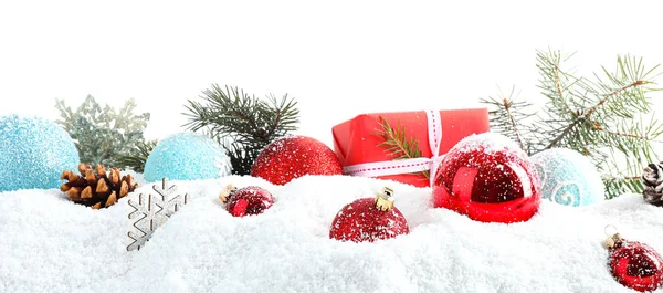 Weihnachtsdekoration auf Schnee vor weißem Hintergrund — Stockfoto