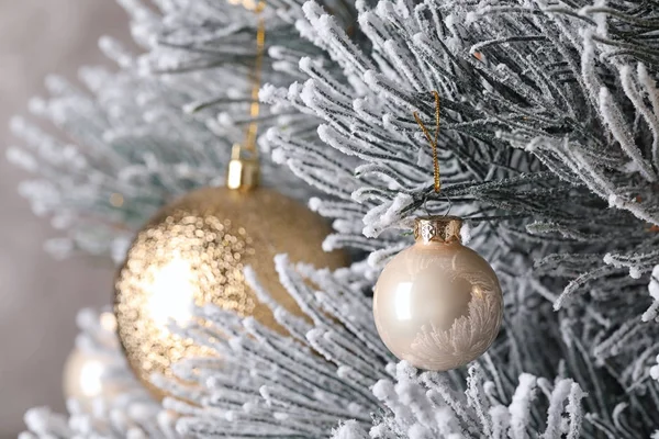 Hermoso árbol de Navidad con decoración festiva sobre fondo marrón, primer plano —  Fotos de Stock