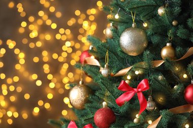 Arka planda bulanık ışıklara karşı dekor ile güzel Noel ağacı