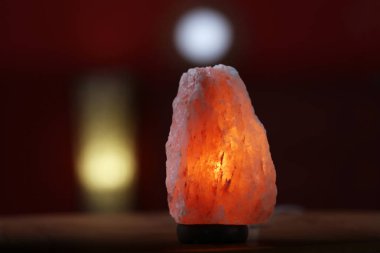 Himalaya tuz lambası masanın iç mekanlarında, metin için alan