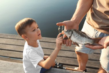 Baba ve oğlu gölde balık tutarken yakalandı