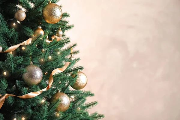 Hermoso árbol de Navidad con decoración sobre fondo claro. Espacio para texto —  Fotos de Stock