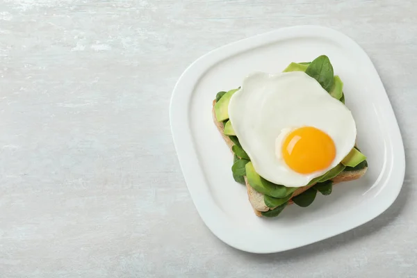 Läcker frukost med stekt ägg serveras på bordet, uppifrån. Utrymme för text — Stockfoto