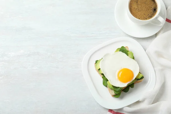 테이블에 계란 후라이가 있는 맛있는 아침 식사, 평평한 누워. 텍스트를 위한 공간 — 스톡 사진