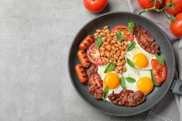 Delicioso desayuno con huevos fritos servidos sobre mesa gris, vista superior. Espacio para texto —  Fotos de Stock