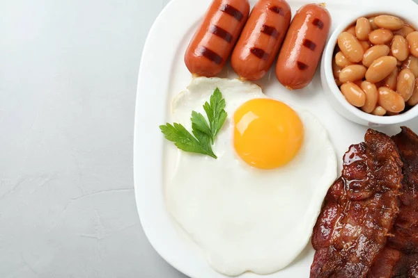 Leckeres Frühstück mit Spiegelei auf hellem Tisch, Blick von oben — Stockfoto