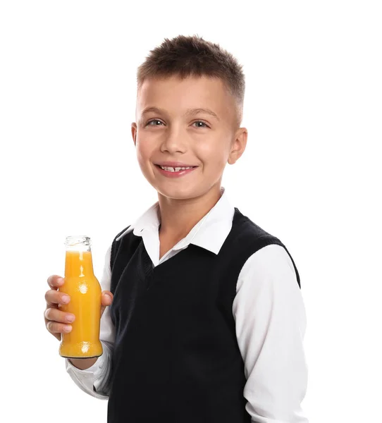 Щасливий хлопчик тримає пляшку соку на білому тлі — стокове фото